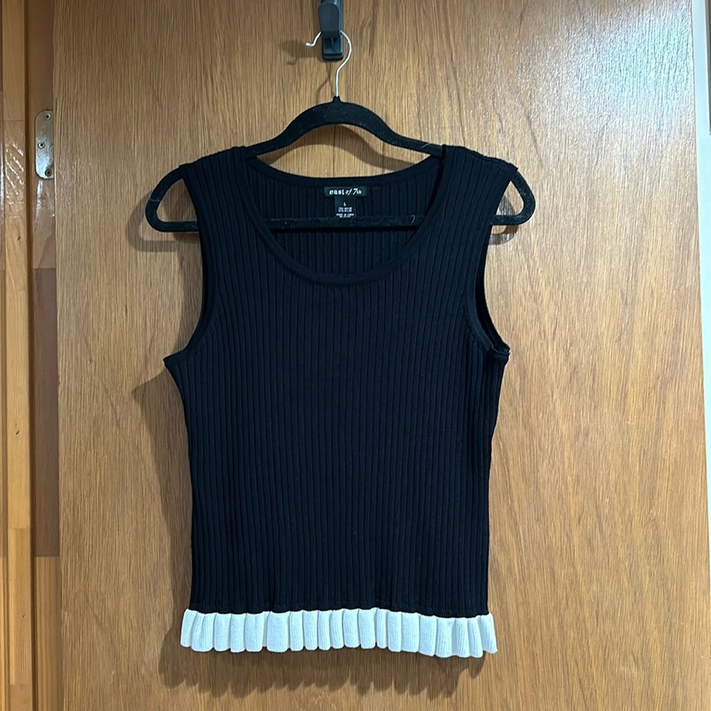 🛍️ BOGO 🛍️ Black and White sleeveless knit top. L.